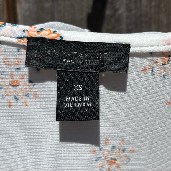 Ann Taylor Factory floral top size extra small - Picture 3 of 14